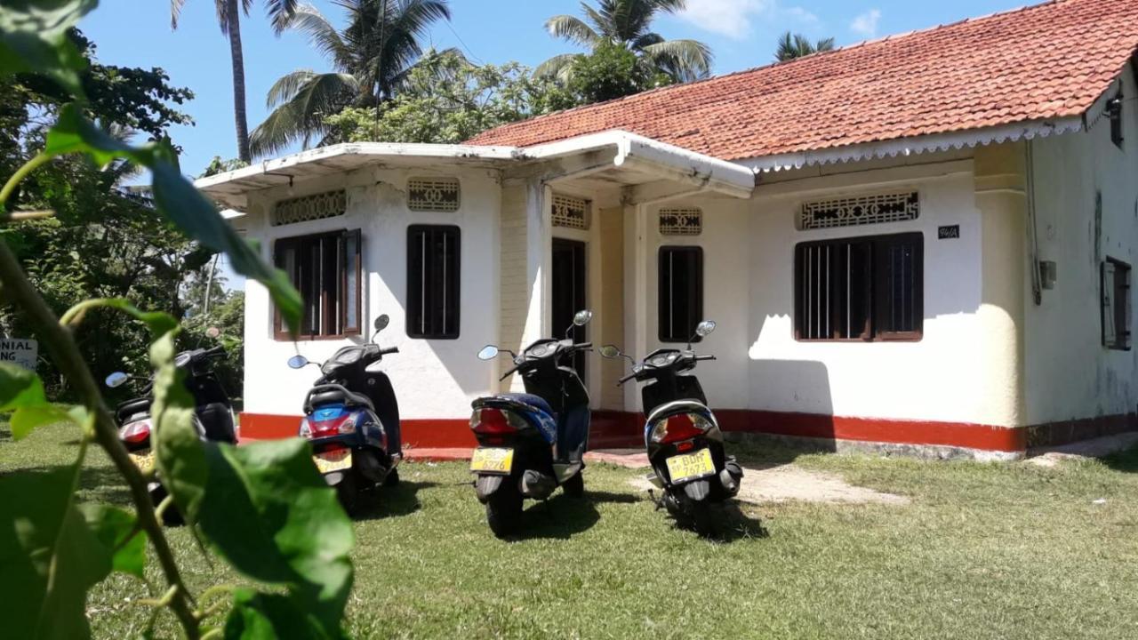 Colonial Surfing Villa Hostel & Home Stay Midigama Bilik gambar