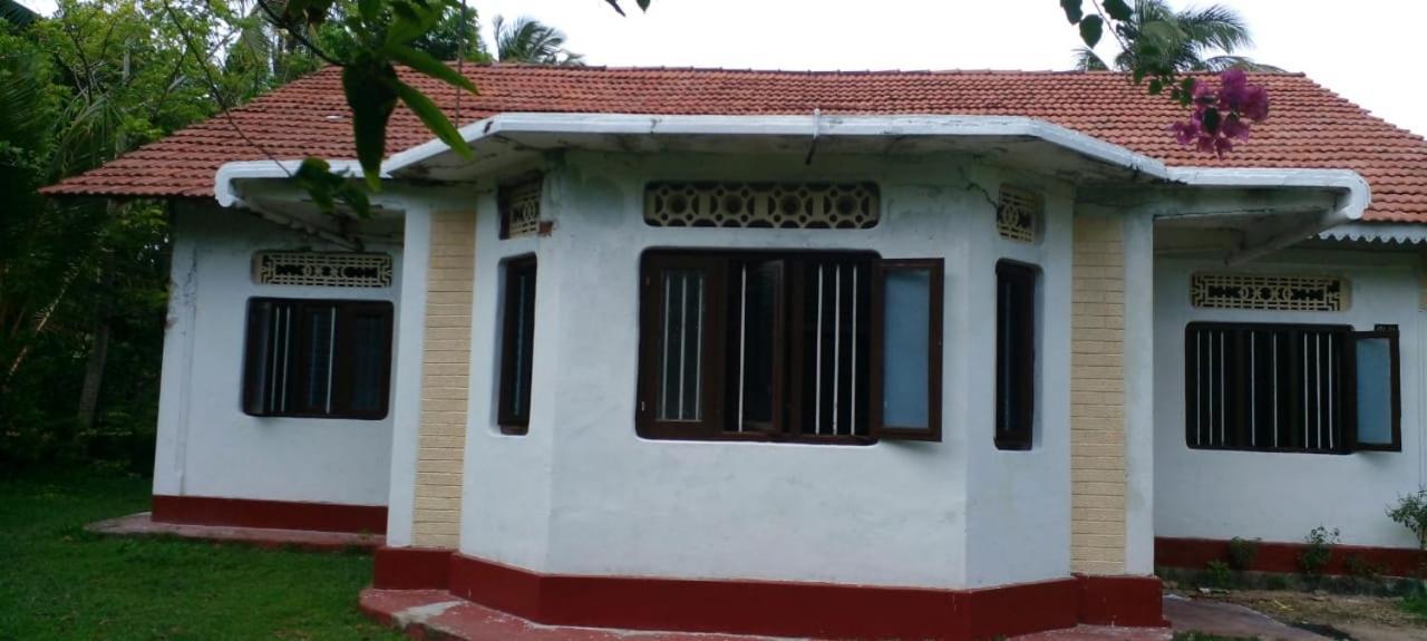Colonial Surfing Villa Hostel & Home Stay Midigama Bilik gambar
