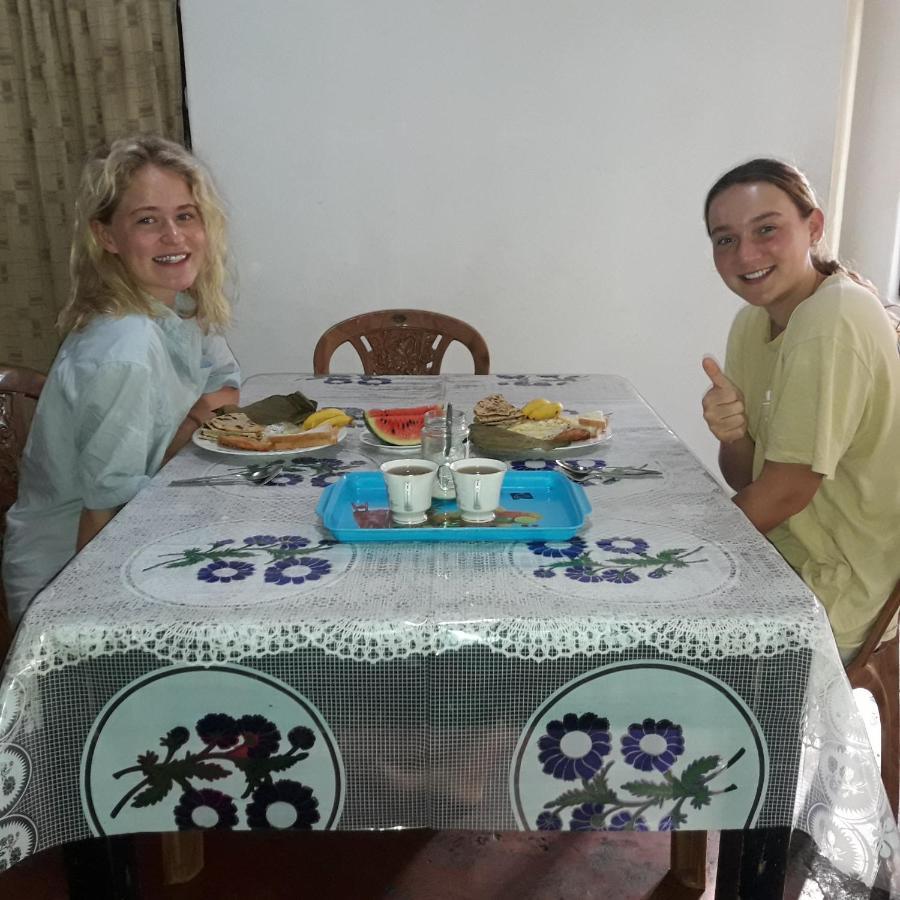 Colonial Surfing Villa Hostel & Home Stay Midigama Luaran gambar