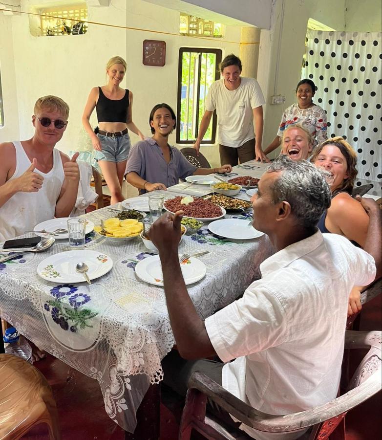 Colonial Surfing Villa Hostel & Home Stay Midigama Luaran gambar