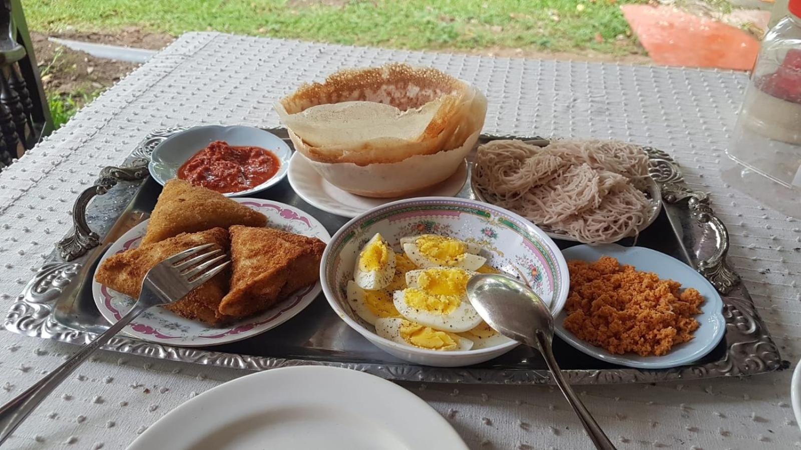 Colonial Surfing Villa Hostel & Home Stay Midigama Bilik gambar