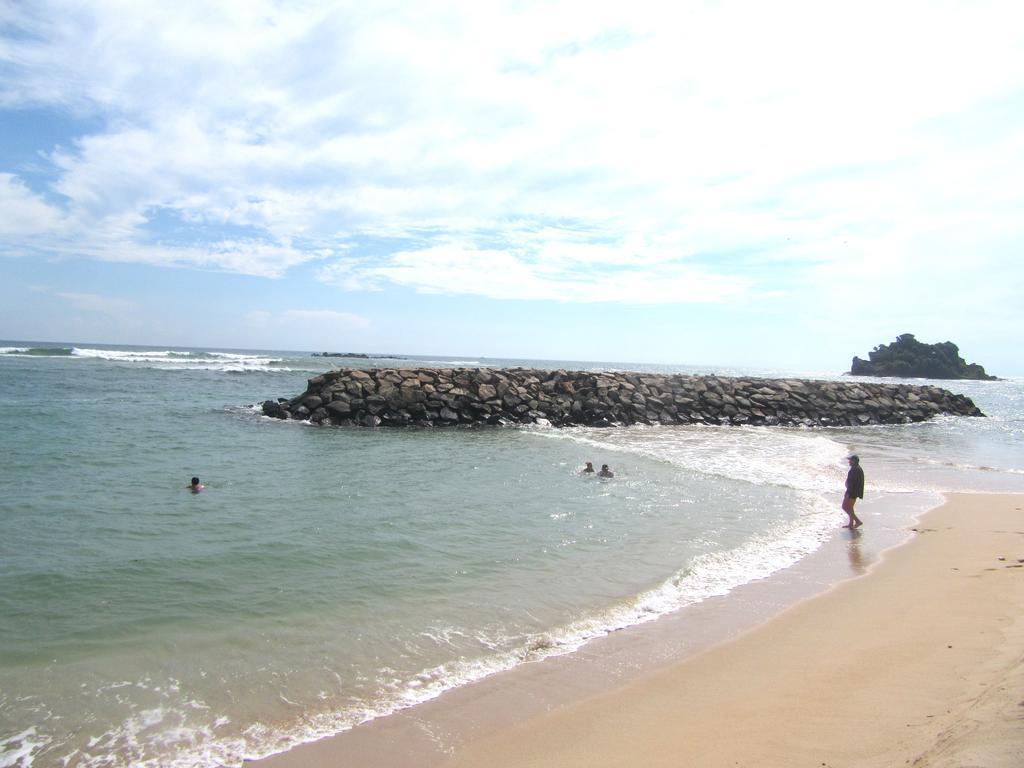 Colonial Surfing Villa Hostel & Home Stay Midigama Luaran gambar