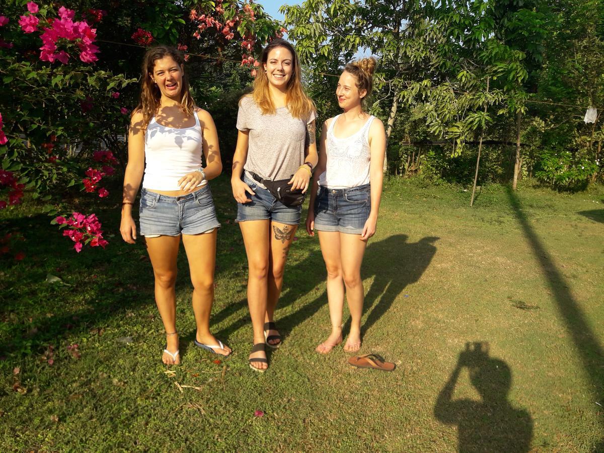 Colonial Surfing Villa Hostel & Home Stay Midigama Luaran gambar