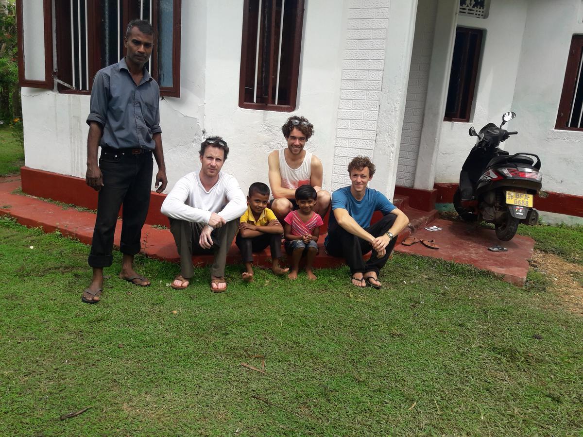 Colonial Surfing Villa Hostel & Home Stay Midigama Luaran gambar