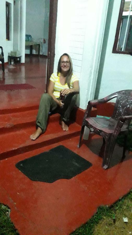 Colonial Surfing Villa Hostel & Home Stay Midigama Luaran gambar