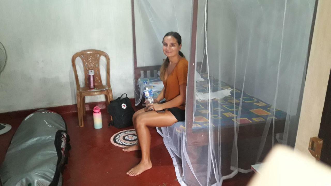 Colonial Surfing Villa Hostel & Home Stay Midigama Luaran gambar