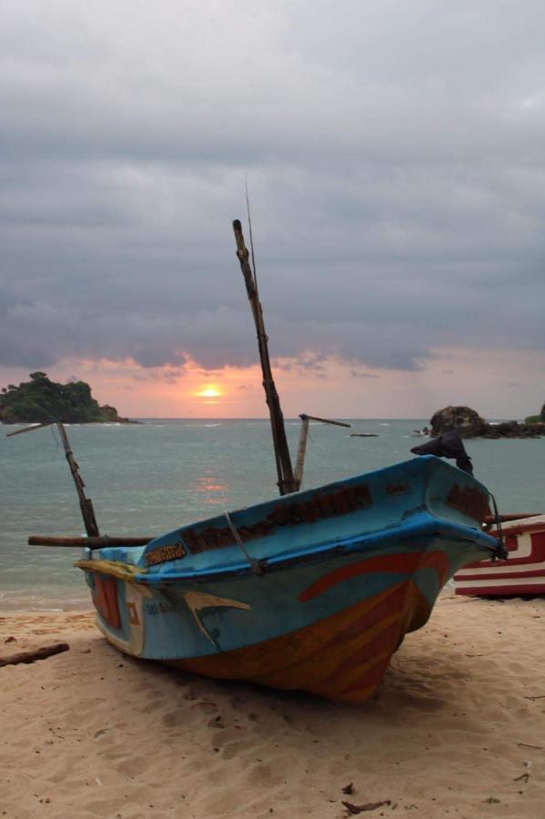 Colonial Surfing Villa Hostel & Home Stay Midigama Luaran gambar