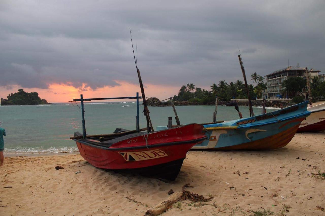 Colonial Surfing Villa Hostel & Home Stay Midigama Luaran gambar